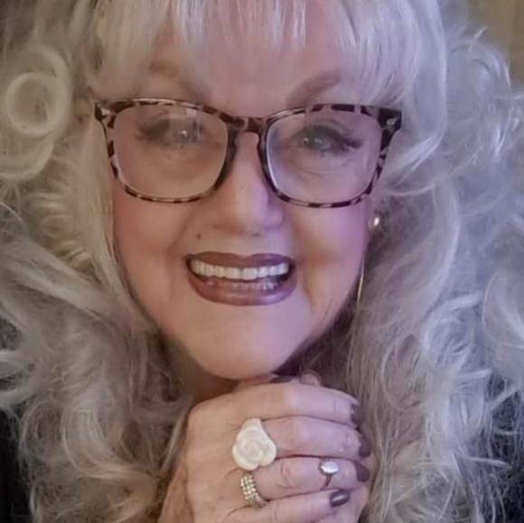 Meet your Posher, Kari - Picture 2 of 3